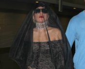 lady-gaga-airport-costume-changes-031-450x367.jpg